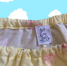 Load image into Gallery viewer, Bumble Bee Blooms